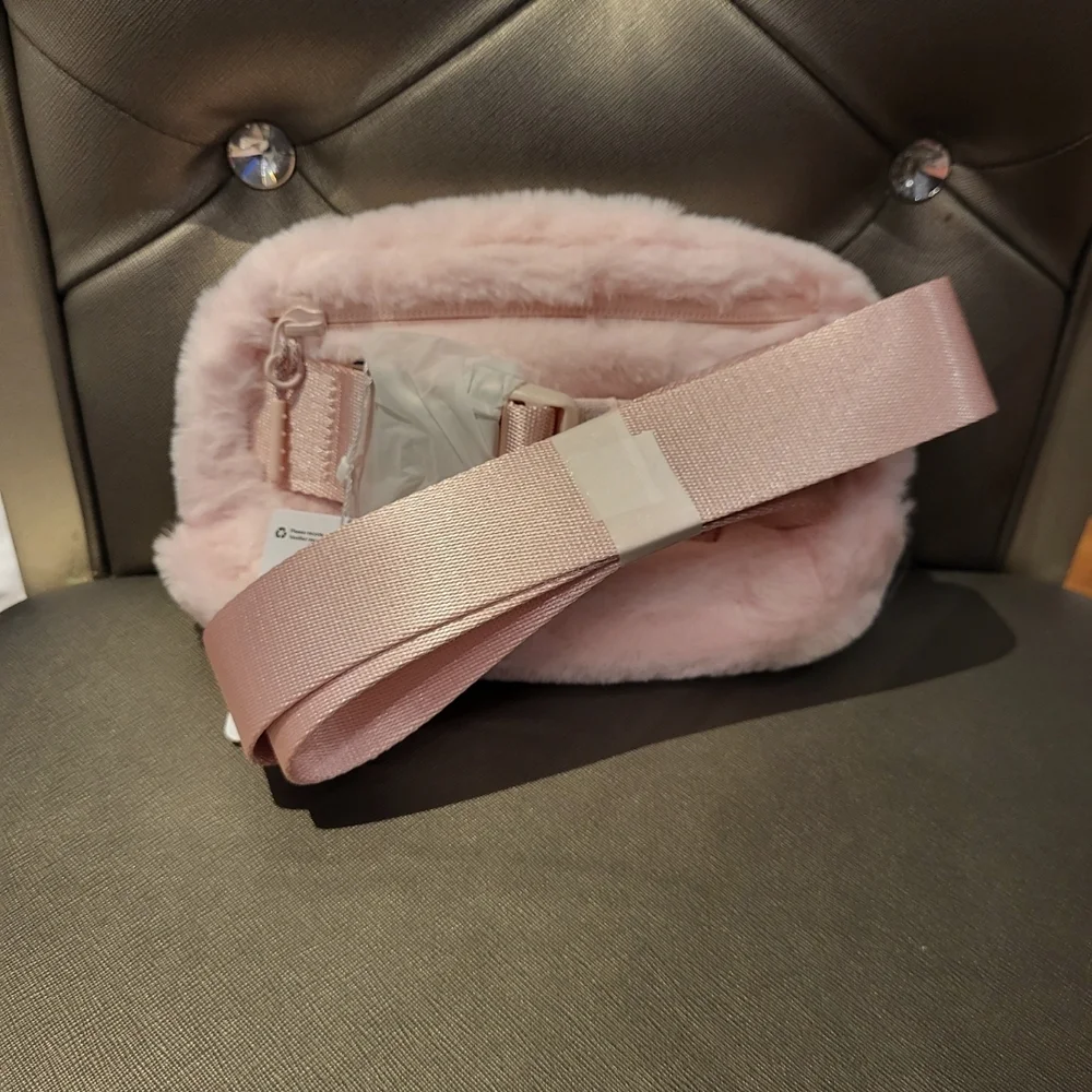 Lululemon Everywhere Belt Bag Plush Strawberry Milkshake - Picture 9 of 12